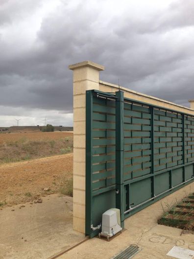 puerta verde de Puertas Automáticas Valsan