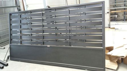 puerta metálica gris de Puertas Automáticas Valsan