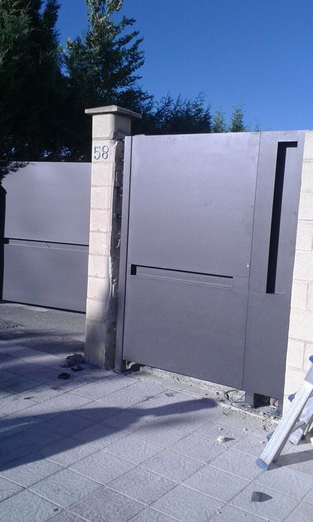 puertas metálicas negras de Puertas Automáticas Valsan