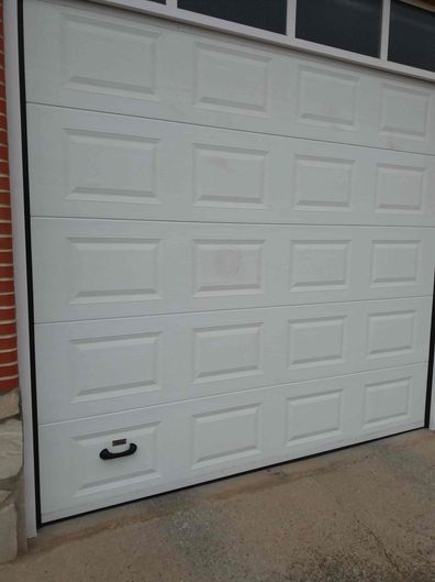 puerta blanca de Puertas Automáticas Valsan