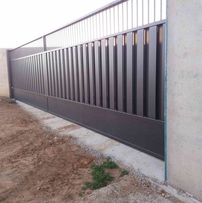 puerta negra de Puertas Automáticas Valsan